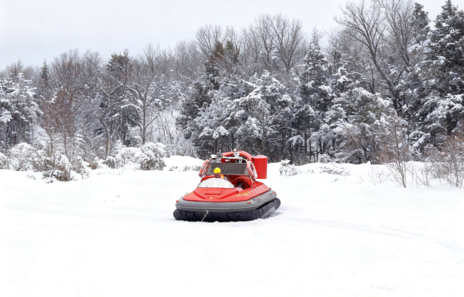 冰面崩裂男子被困 冰河救援有惊无险